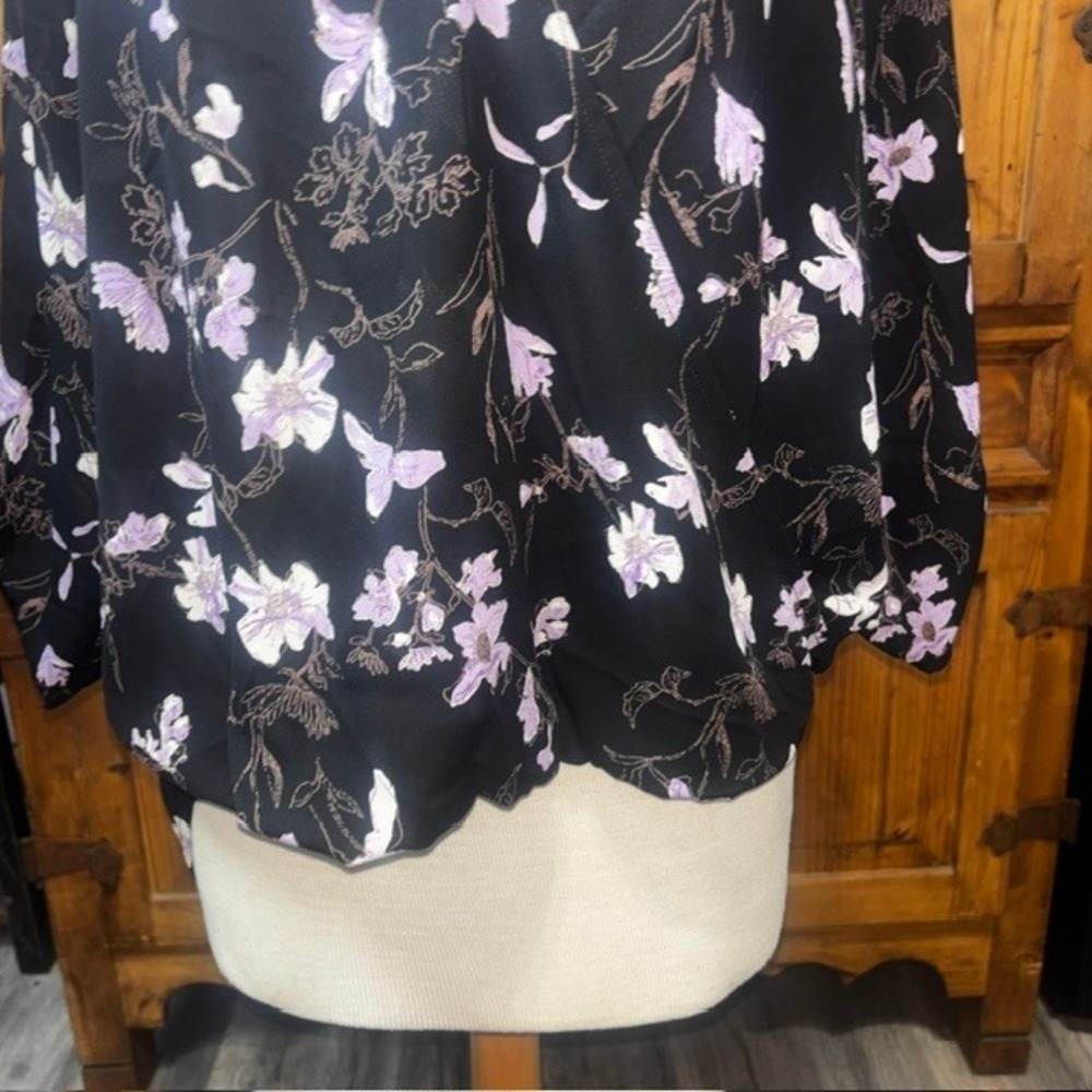 West Kei Purple Floral Surplice Blouse Black Roll Tab Sleeve V-Neck Top Medium - Picture 4 of 10